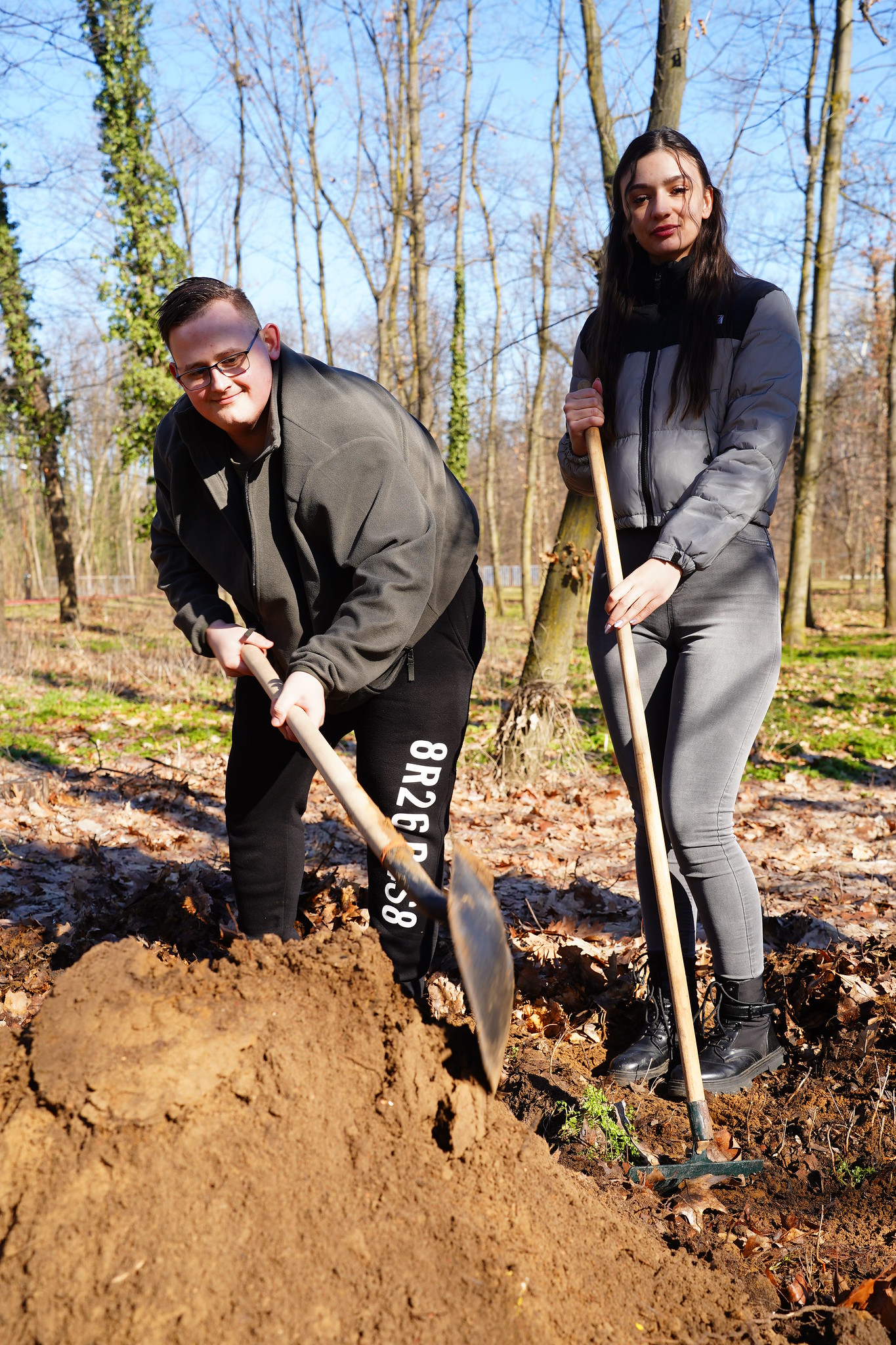 Bodnár Máté harmadéves mezőgazdasági mérnök szakos hallgató ásás közben